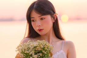 日暮黄昏手捧花吊带美女图片